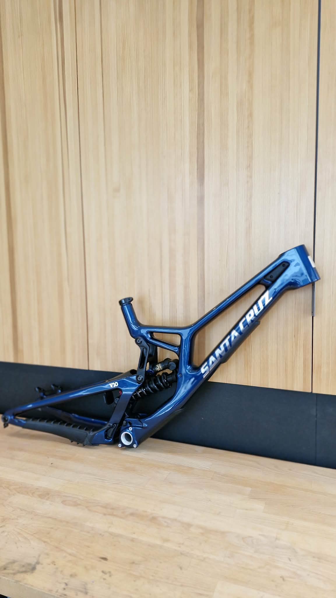 Santa Cruz V10 Carbon CC V.8 Gloss Liquid Blue Rahmen Modell 2027